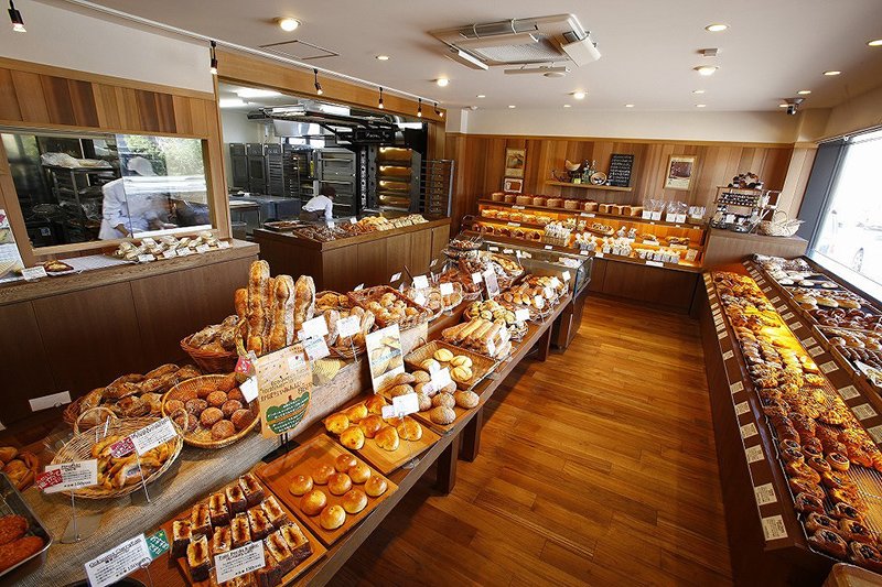 多種類のパンが並ぶ「ベッカライダンケン 谷山店」