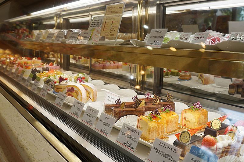 「フランス菓子 一公 加治屋店」 ショーケースには色鮮やかなケーキが並ぶ